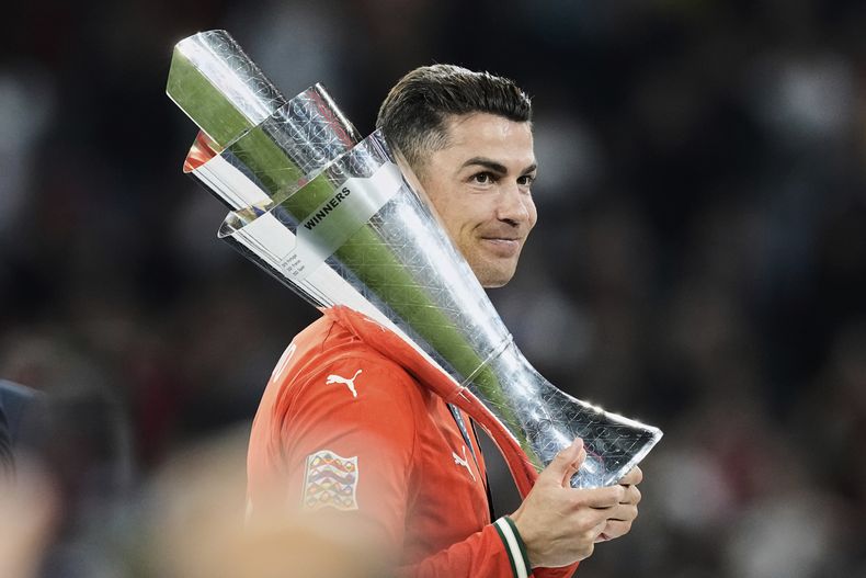 Cristiano Ronaldo, de Portugal, sostiene el trofeo después de ganar el campeonato de la Liga de Naciones en el Allianz Arena en Múnich, Alemania, el domingo 8 de junio de 2025. (Foto AP/Martin Meissner)