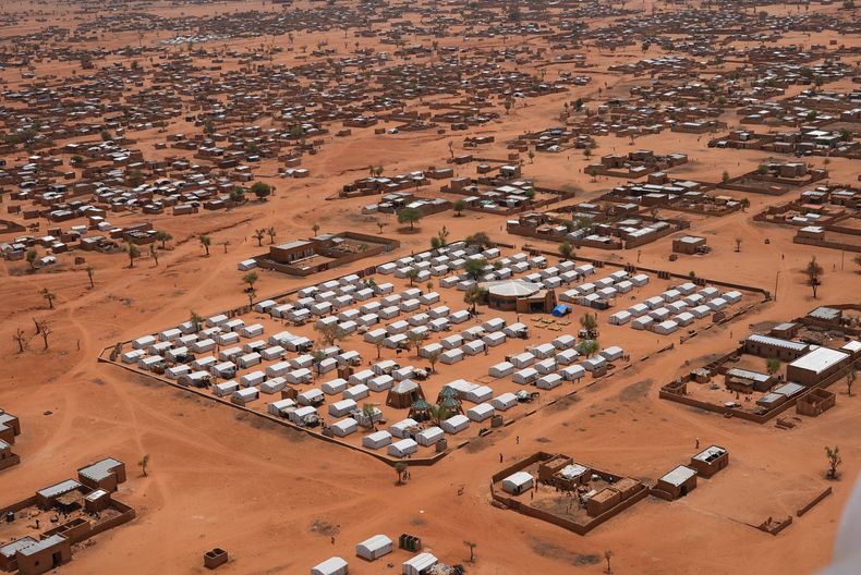 ARCHIVO - Esta toma aérea muestra un campamento de desplazados internos, el 26 de mayo de 2022, en Djibo, Burkina Faso. (AP Foto/Sam Mednick, archivo)