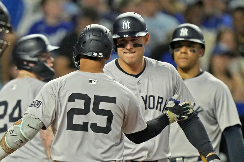 El venezolano Gleyber Torres, de los Yankees de Nueva York, festeja con su compañero Anthony Rizzo tras batear un jonrón en el duelo del miércoles 12 de junio de 2024, ante los Reales de Kansas City (AP Foto/Charlie Riedel)