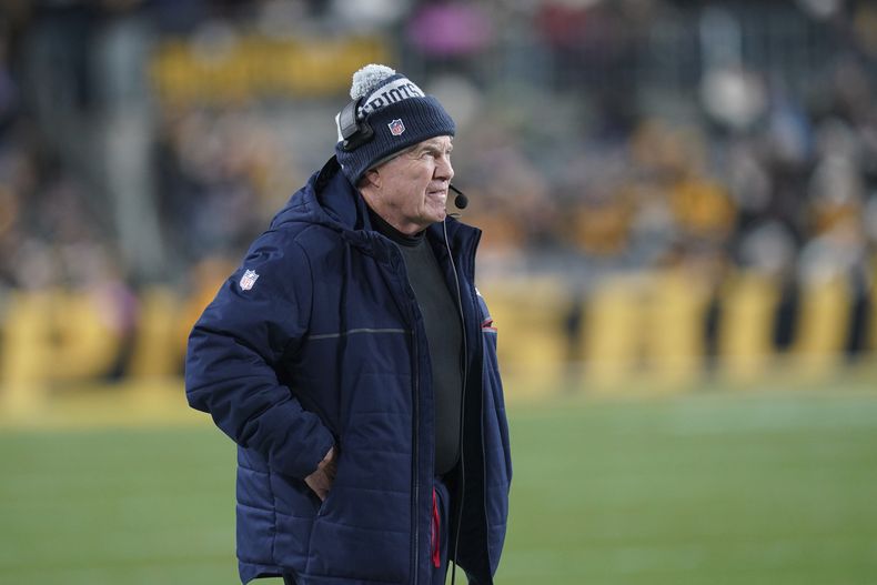 Bill Belichick, head coach de los Patriots de Nueva Inglaterra, observa desde la banda durante la segunda mitad del partido de la NFl en contra de los Steelers de Pittsburgh, el jueves 7 de diciembre de 2023, en Pittsburgh. (AP Foto/Matt Freed)
