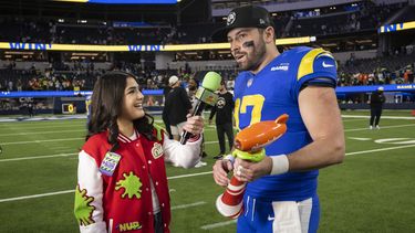 ARCHIVO - El mariscal de campo de los Rams de Los Angeles Baker Mayfield (17) durante una entrevista después de haber sido seleccionado como el jugador de Nickelodeon NVP después del partido de la NFL contra los Broncos de Denver, el domingo 25 de diciembre de 2022, en Inglewood, California. Bob Esponja (SpongeBob) y Slimetime llegarán al Super Bowl. La NFL y CBS Sports anunciaron el martes 1 de agosto de 2023, que el Super Bowl de esta temporada tendrá una presentación enfocada en niños en Nickelodeon. Será la primera vez que el Super Bowl tenga una transmisión alternativa en otro canal. (Foto AP/Kyusung Gong, archivo)