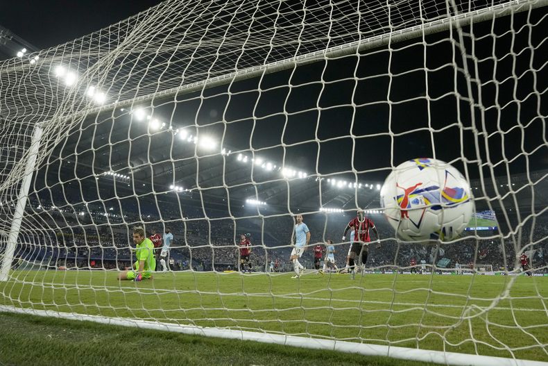 El portugués Rafael Leao, del Milan, anota el tanto del empate ante el arquero de la Lazio Ivan Provedel, en un encuentro de la Serie A disputado el sábado 31 de agosto de 2024 (AP Foto/Andrew Medichini)
