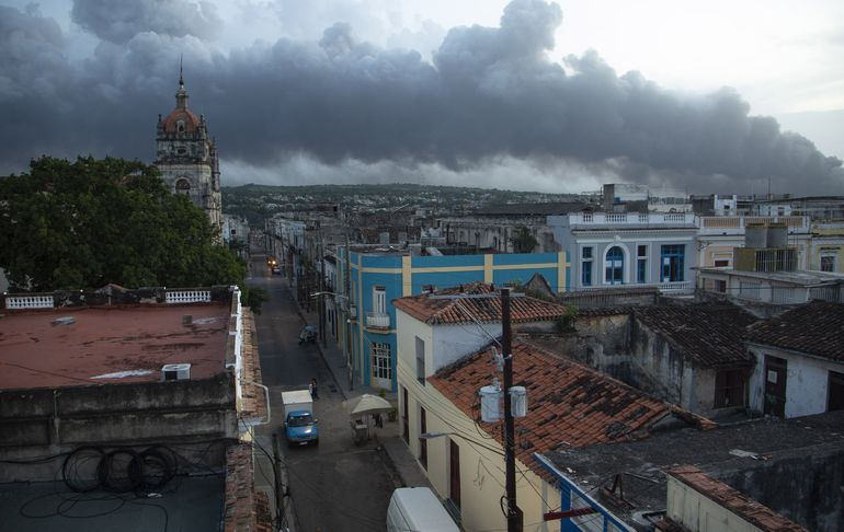Imágenes desoladoras de incendio en base de crudo cubana