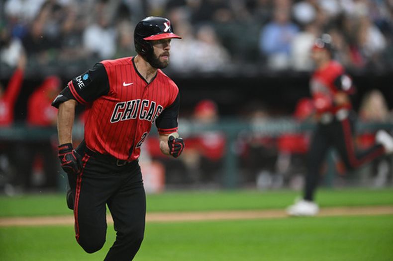 Tristan Peters, de los Medias Blancas de Chicago, corre hacia la primera base tras conectar un sencillo de dos carreras durante la tercera entrada de un partido de béisbol contra los Reales de Kansas City, en Chicago, el viernes 26 de junio de 2026. (Foto AP/Paul Beaty)