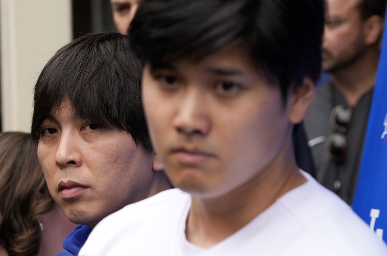 ARCHIVO - Foto del 3 de febrero del 2024, el intérprete Ippei Mizuhara junto al jugador de los Dodgers de Los Ángeles Shohei Ohtani durante una conferencia de prensa en el Estadio de los Dodgers. (AP Foto/Richard Vogel, Archivo)