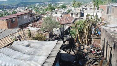 americateve | A juzgar por las imágenes publicadas por el periódico local, se trata de viviendas precarias.