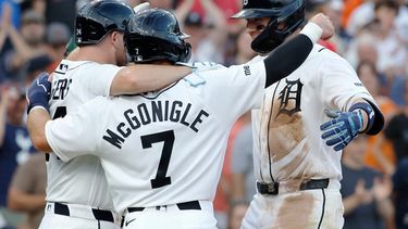 Spencer Torkelson, derecha, de los Tigres de Detroit, celebra con Jake Rogers, izquierda, y Kevin McGonigle (7) después de pegar un jonrón de tres carreras contra los Atléticos durante la quinta entrada del juego de béisbol de Grandes Ligas, el miércoles 8 de julio de 2026, en Detroit. (AP Foto/Duane Burleson)