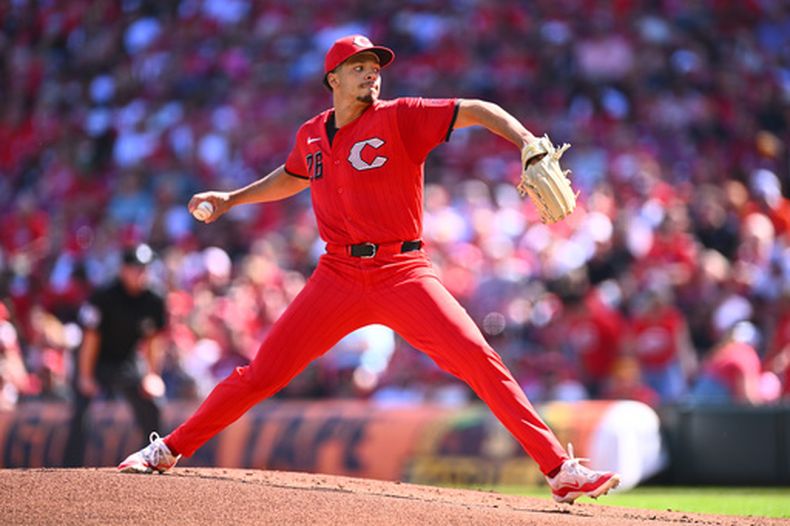 Chase Burns, pitcher de los Rojos de Cincinnati, lanza durante el segundo episodio del juego del sábado 9 de mayo de 2026 ante los Astros de Houston (AP Foto/Ben Jackson)