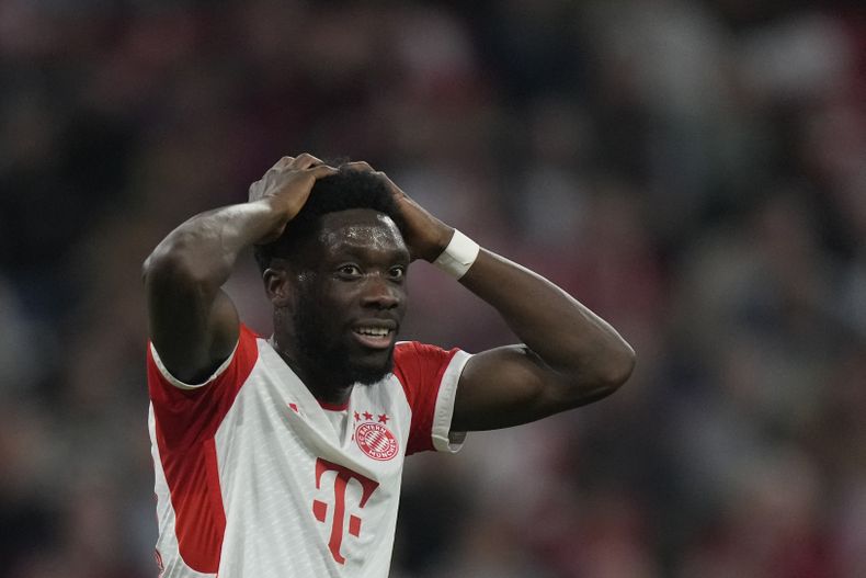 ARCHIVO - Alphonso Davies del Bayern Múnich durante el partido contra Friburgo en la Bundesliga, el 8 de octubre de 2023, en Múnich. (AP Foto/Matthias Schrader)