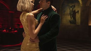 Dua Lipa (izq) y Henry Cavill en “Argylle”. Foto suministrada por Apple. (Peter Mountain/Apple via AP)