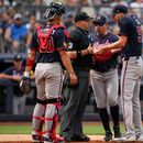 El lanzador de los Bravos de Atlanta, Chris Sale, a la derecha, discute con el árbitro de home, Dan Merzel, a la izquierda, durante la quinta entrada de un partido de béisbol contra los Yankees de Nueva York, el sábado 8 de agosto de 2026, en Nueva York. (Foto AP/Yuki Iwamura)