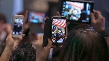 americateve | Visitantes de la bolsa de Nueva York usan sus tel&eacute;fonos inteligentes y tabletas para fotografiar la apertura de la jornada de contrataci&oacute;n el lunes, 4 de noviembre del 2014. La confianza en Twitter parece haber aumentado antes de su oferta p