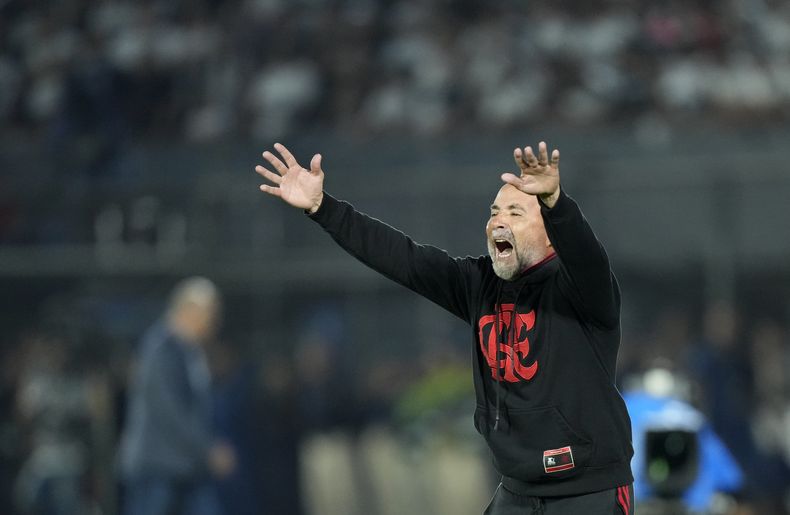 ARCHIVO - El entrenador argentino Jorge Sampaoli, del Flamengo, reacciona durante un partido de la Copa Libertadores ante el Olimpia de Paraguay, el jueves 10 de agosto de 2023 (AP Foto/Jorge Saenz, archivo)