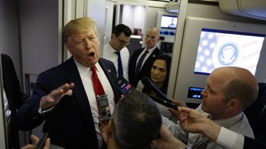 Trump estudia conmutar la pena al exgobernador Blagojevich