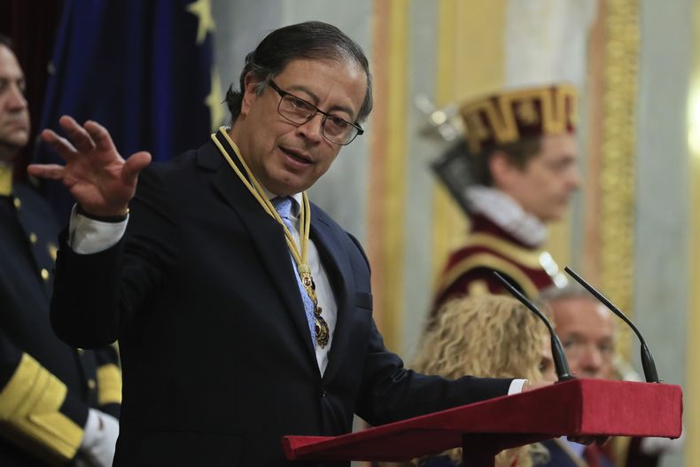El presidente de Colombia, Gustavo Petro, se dirige al Parlamento español en Madrid, España, el 3 de mayo de 2023. El presidente Petro está de visita por España, en donde declaró en una entrevista que su predecesor en el cargo, Iván Duque, habló con Estados Unidos sobre intervenir militarmente en Venezuela, un señalamiento desmentido también el miércoles 3 de mayo de 2023 por autoridades de la época. (Fernando Alvarado, Pool vía AP)