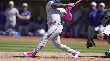 Adolis García pega un grand slam por los Rangers de Texas ante los Atléticos, en Oakland, el domingo 14 de mayo de 2023. (AP Foto/Jeff Chiu)
