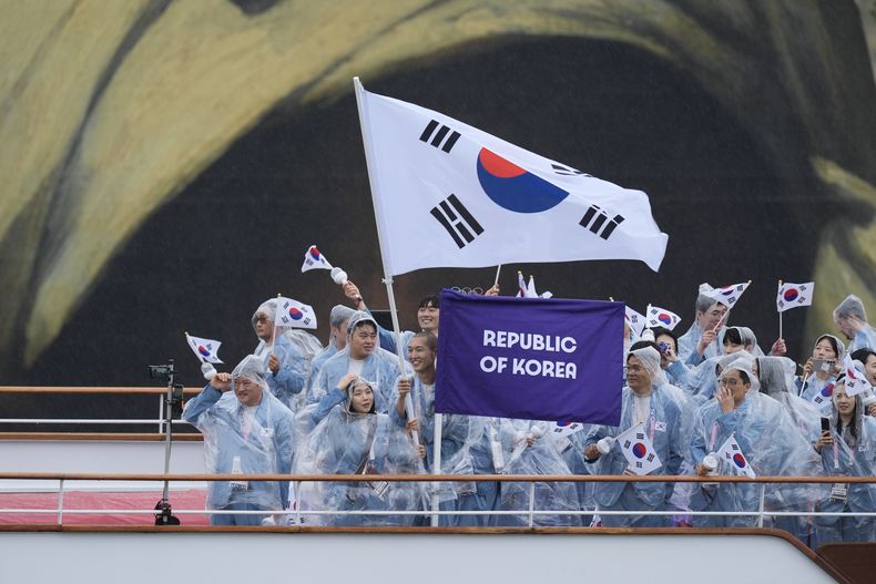La embarcación que traslada al equipo de Corea del Sur recorre el río Sena durante la ceremonia de inauguración de los Juegos Olímpicos de París, el viernes 26 de julio de 2024. (AP Foto/Rebecca Blackwell)