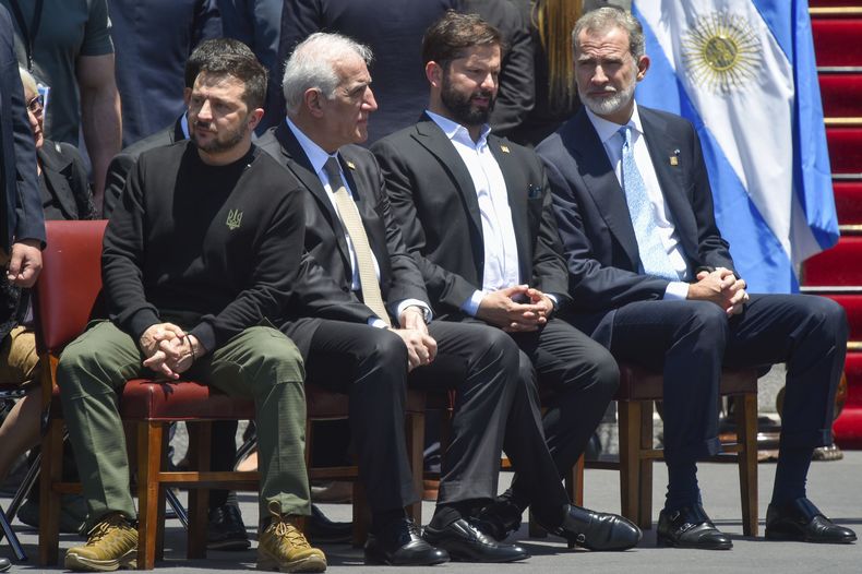 De izquierda a derecha, el presidente ucraniano Volodymyr Zelenskyy, el mandatario de Armenia, Vahagn Khachaturyan, el presidente de Chile, Gabriel Boric, y el rey español Felipe VI asisten a la ceremonia de juramentación del nuevo presidente de Argentina, Javier Milei, en el Congreso en Buenos Aires, Argentina, el domingo 10 de diciembre de 2023. (Foto AP/Gustavo Garello)