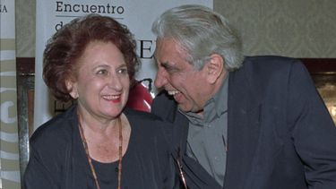 ARCHIVO- La fotógrafa y directora venezolana Margot Benacerraf, izquierda, y el escritor brasileño Geraldo Case en un encuentro de escritores y directores latinoamericanos en Caracas, Venezuela, el 10 de marzo de 1998. El 29 de mayo de 2024 falleció Benacerraf a los 97 años, informó su familia en un comunicado. (Foto AP/Jose Caruci, archivo)