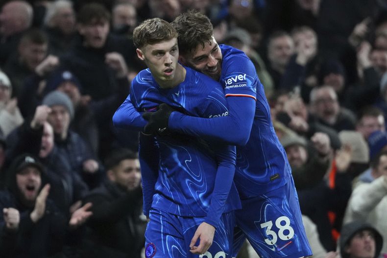 Cole Palmer (izquierda) celebra con su compañero Marc Guiu tras provocar un autogol para Chelsea en la victoria 2-1 ante West Ham en la Liga Premier, el lunes 3 de febrero de 2025. (AP Foto/Kirsty Wigglesworth)