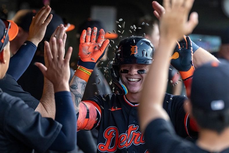 Max Clark, de los Tigres de Detroit, festeja luego de conseguir un jonrón de dos carreras en el duelo ante los Atléticos, el sábado 1 de agosto de 2026 (AP Foto/Sara Nevis)