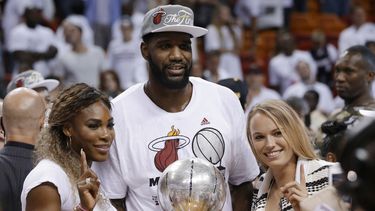 americateve | Las tenistas Serena Williams, izquierda, y Caroline Wozniacki, derecha, posan con el jugador del Heat de Miami, Greg Oden, despu&eacute;s que el Heat gan&oacute; el t&iacute;tulo del Este de la NBA el viernes, 30 de mayo de 2014, en Miami. (AP Photo/Lynne
