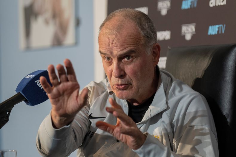 El argentino Marcelo Bielsa, técnico de la selección de Uruguay, habla en una conferencia de prensa en Montevideo, el jueves 20 de noviembre de 2025 (AP Foto/Matilde Campodonico)