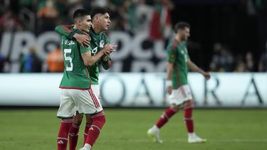 Johan Vázquez (izquierda) y Edson Álvarez, de México se abrazan tras la victoria sobre Jamaica en las semifinales de la Copa de Oro, el miércoles 12 de julio de 2023, en Las Vegas (AP Foto/John Locher)