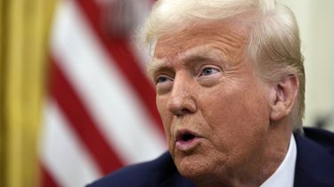 El presidente de Estados Unidos, Donald Trump, habla con reporteros mientras firma órdenes ejecutivas en el Despacho Oval de la Casa Blanca, el 23 de enero de 2025, en Washington. (AP Foto/Ben Curtis)