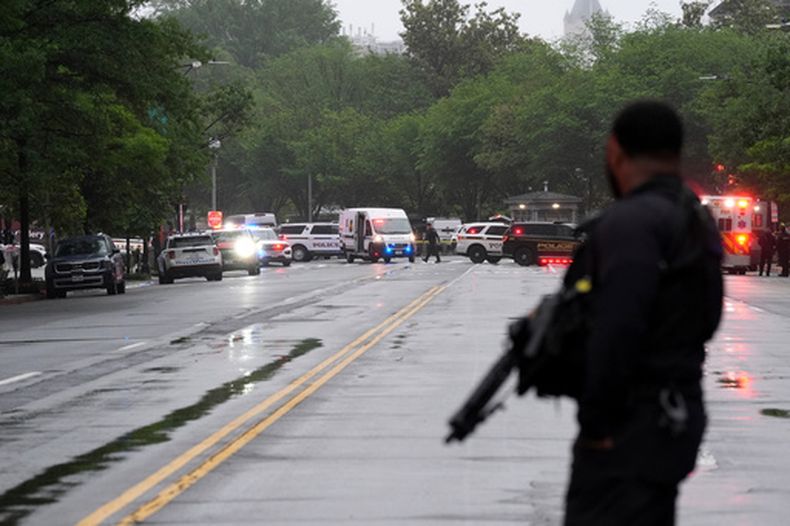 La policía y miembros del Servicio Secreto bloquean las calles alrededor de la Casa Blanca el sábado 23 de mayo de 2026 en Washington. (AP Foto/Alex Brandon)