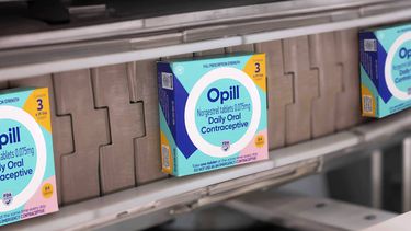 Esta imagen facilitada por Perrigo Company muestra cajas de Opill, la primera píldora anticonceptiva de venta libre que estará disponible a finales de este mes en Estados Unidos. (Perrigo Company via AP)