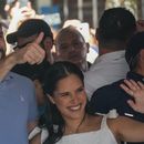 El presidente de El Salvador, Nayib Bukele, que aspira a la reelección, y su esposa Gabriela Rodríguez saludan a sus seguidores después de votar en las elecciones generales, en San Salvador, El Salvador, el domingo 4 de febrero de 2024. (AP Foto/Moisés Castillo)