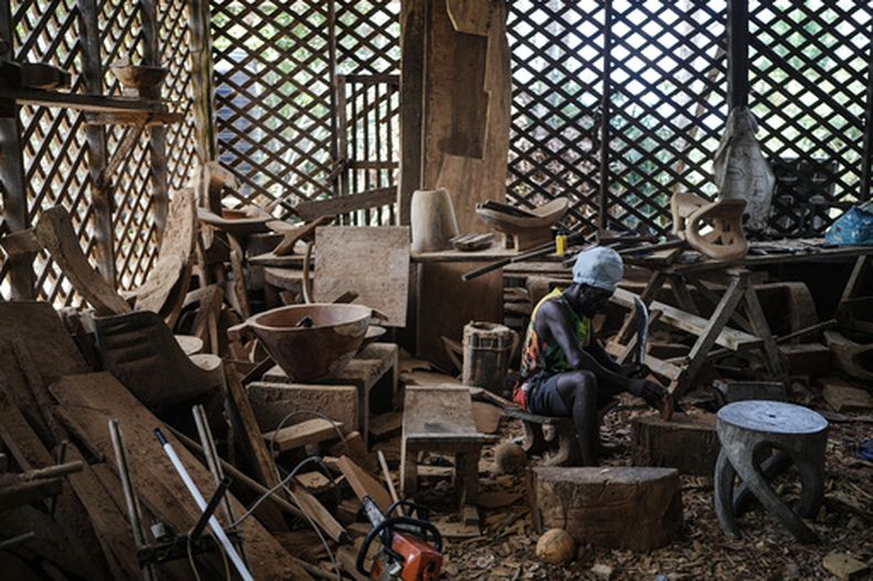Josasath Liefde, un tallador, en su estudio en Pikienslee, Surinam, el 28 de septiembre del 2026. (AP foto/Ivan Valencia)