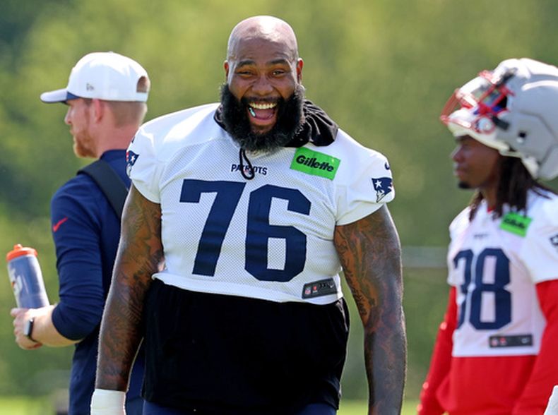 El tackle de los Patriots de Nueva Inglaterra Morgan Moses durante el primer día del campamento de entrenamiento del equipo el sábado 25 de julio del 2026. (AP Foto/Mark Stockwell)