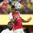 El delantero Gabriel Jesus (9), del Arsenal de Inglaterra, remata de cabeza durante el segundo tiempo del juego de fútbol de la Champions Cup en contra del Barcelona FC, el miércoles 26 de julio de 2023, en Inglewood, Califonia. (AP Foto/Ashley Landis)
