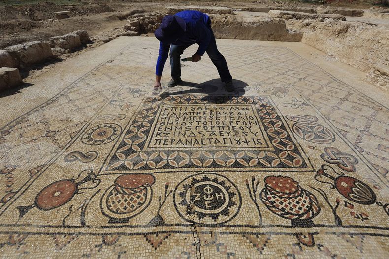 El arque&oacute;logo Daniel Varge, de la Autoridad de Antig&uuml;edades de Israel, trabaja en el piso de mosaico de un monaterio de hace 14 siglos cerca de Hura el 1 de abril del 2014. (AP Foto/Tsafrir Abayov)