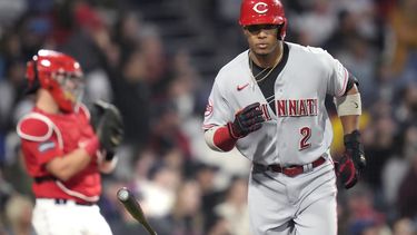 El cubano José Barrero, de los Rojos de Cincinnati, arroja el bate al conectar un grand slam en el juego del martes 30 de mayo de 2023, ante los Medias Rojas de Boston (AP Foto/Charles Krupa)