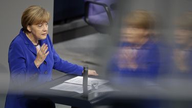 americateve | La canciller alemana, Angela Merkel, gesicula durante un discurso ante el parlamento federal alem&aacute;n, el Bundestag, en Berl&iacute;n, el 16 de octubre de 2014. Los reflejos est&aacute;n causados por las ventanas de la tribuna de visitantes. (Foto AP