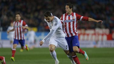 americateve | El jugador de Atl&eacute;tico de Madrid, Javi Manquillo, derecha, disputa un bal&oacute;n con el jugador de Real Madrid, Cristiano Ronaldo, en un partido por la Copa del Rey el martes, 11 de febrero de 2014, en Madrid. (AP Photo/Andres Kudacki)