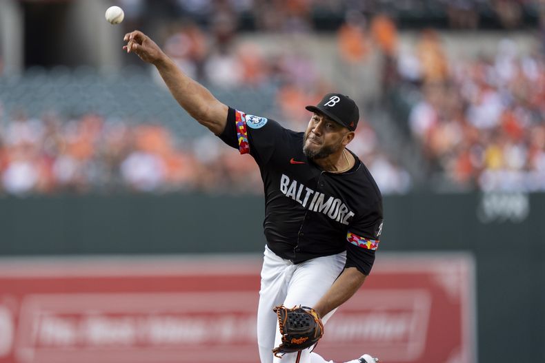 Albert Suarez, abridor de los Orioles de Baltimore, trabaja durante la primera entrada del juego de béisbol en contra de los Rangers de Texas, el viernes 28 de junio de 2024, en Baltimore. (AP Foto/Stephanie Scarbrough)