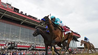 Montado por el boricua John Velázquez, National Treasure gana la 148va edición de Preakness Stakes en Pimlico, el 20 de mayo de 2023 (AP Foto/Julio Cortez)