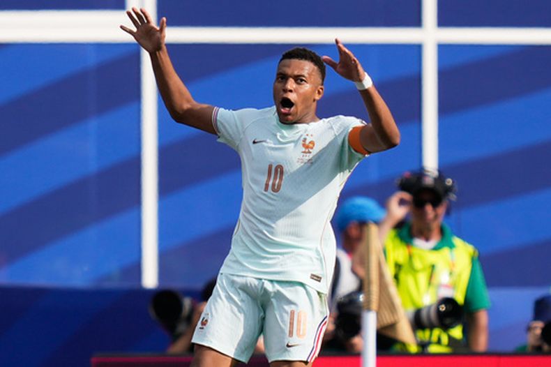 Kylian Mbappé, de Francia, festeja luego de abrir el marcador ante Marruecos en los cuartos de final de la Copa del Mundo, el jueves 9 de julio de 2026 en Foxborough, Massachusetts (AP Foto/Charles Krupa)