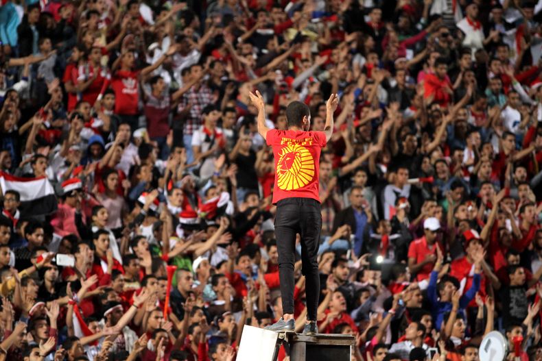 Los hinchas egipcios alientan a su selecci&oacute;n nacional antes del encuentro con Senegal por la clasificaci&oacute;n para la Copa Africana en El Cairo el 15 de noviembre del 2014. Egipto qued&oacute; entre los cuatro candidatos para organizar la Copa