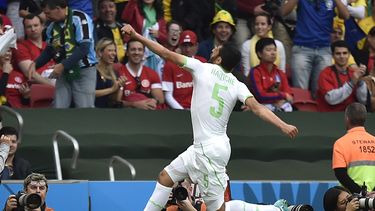 americateve | El jugador de Argelia, Rafik Halliche, festeja un gol contra Corea del Sur en el Mundial el domingo, 22 de junio de 2014, en Porto Alegre, Brasil. (AP Photo/Martin Meissner)