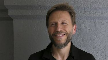 El músico argentino Noel Schajris posa para un retrato en la Ciudad de México el 31 de mayo de 2023. Schajris lanzó en su plataforma su álbum #SiempreLoSupe. (Foto AP/Berenice Bautista)