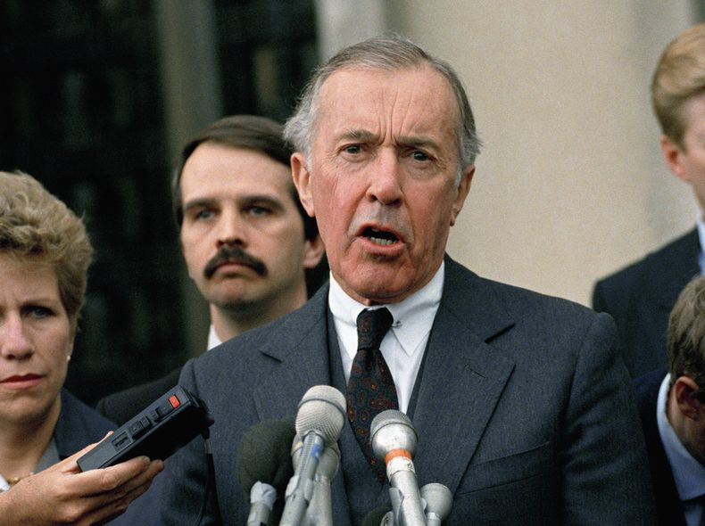 En esta foto del 11 de mayo de 1980 se ve al fiscal especial del esc&aacute;ndalo ir&aacute;n-contras Lawrence Walsh hablando con la prensa en Washington. Walsh falleci&oacute; a los 102 a&ntilde;os, se conoci&oacute; el 20 de marzo del 2014. (AP Foto/Ric