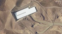 Esta imagen satelital proporcionada por Maxar Technologies muestra la planta de enriquecimiento de uranio de Fordo en Irán el 24 de enero de 2025. (Maxar Technologies vía AP)
