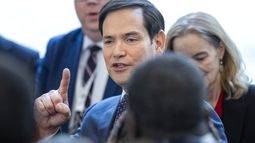 El secretario de Estado de Estados Unidos, Marco Rubio, saluda al personal del departamento durante un acto de bienvenida, en el Departamento de Estado, el 21 de enero de 2025, en Washington. (AP Foto/Jacquelyn Martin)