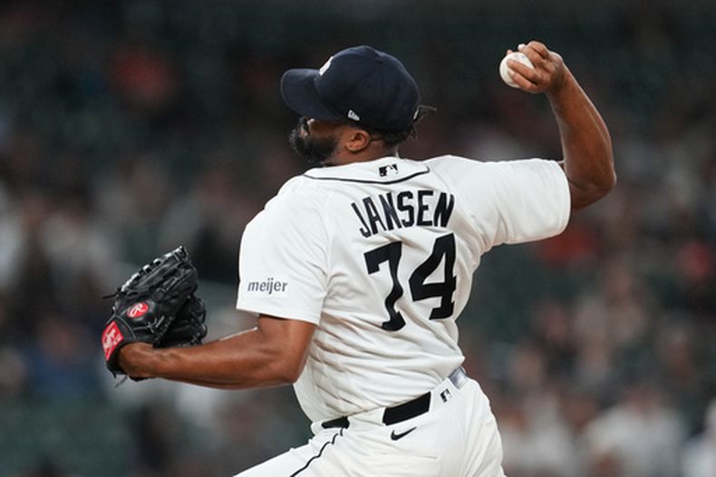 Kenley Jansen, de los Tigres de Detroit, lanza frente a los Reales de Kansas City durante el noveno inning del nuego del martes 14 de abril de 2026 (AP Foto/Paul Sancya)