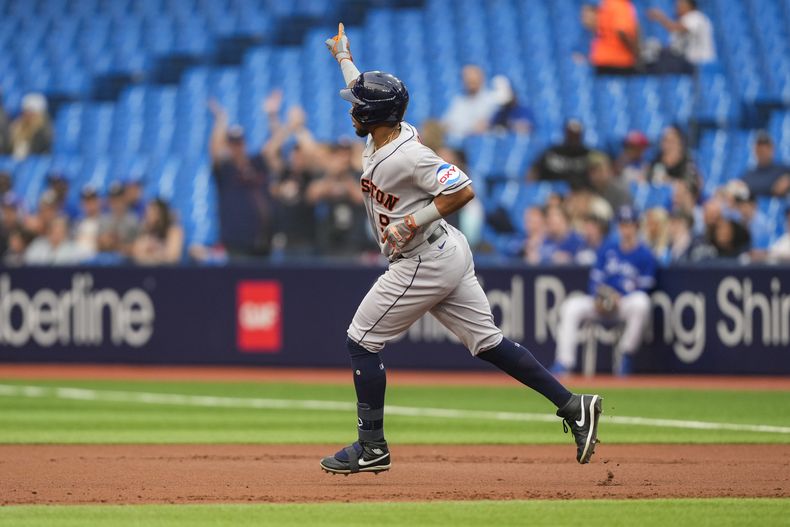 El jardinero de los Astros de Houston Corey Julks celebra el primer grand slam de su carrera en la primera entrada ante los Azulejos de Toronto el lunes 5 de junio del 2023. (Andrew Lahodynskyj/The Canadian Press via AP)